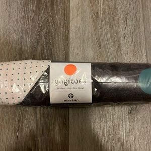 Yogi toes hot yoga towel